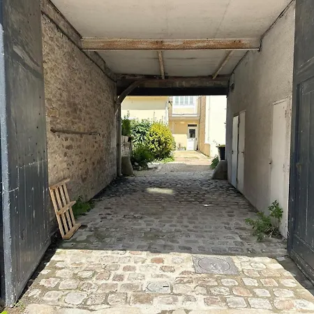 Beautiful In Center * Chantilly